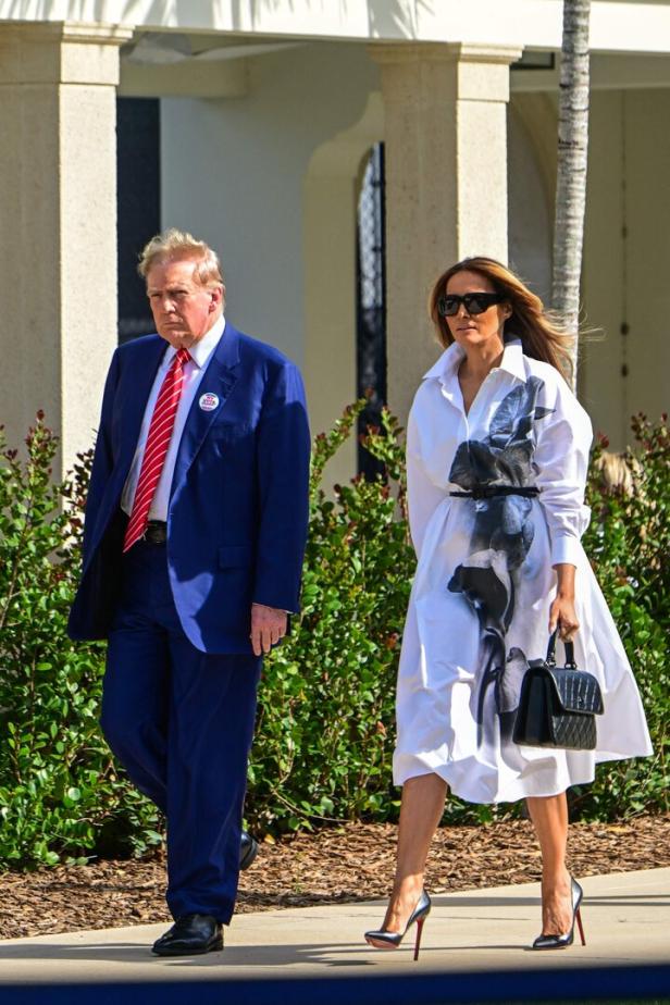 Donald und Melania Trump verlassen ein Gebäude in Palm Beach, Florida.