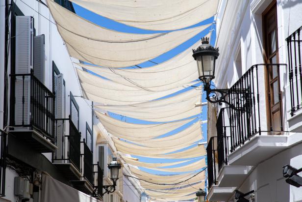 Sun Shade Sails in the charming streets of Nerja, Spain Extrem-Temperaturen: Wie sich Menschen und Städte vor UV-Strahlung schützen können