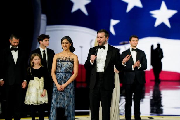 J.D. Vance spricht auf einer Bühne mit amerikanischer Flagge im Hintergrund.