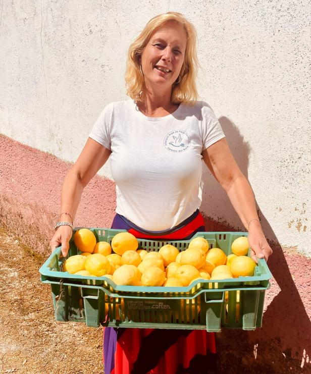 Anna Visser mit einer Kiste Zitronen