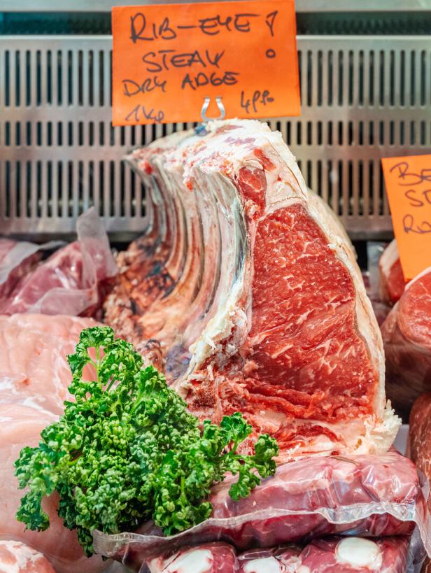 Ein Rib-Eye-Steak liegt in einer Metzgerei zum Verkauf aus.