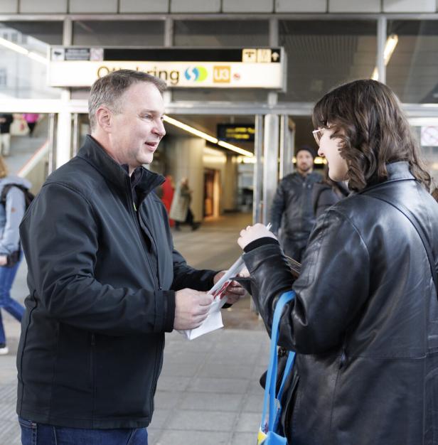 "Gibt es das Kent noch?" Mit Andreas Babler auf Wahlkampf-Tour in Ottakring