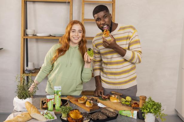 Eine Frau und ein Mann präsentieren belegte Brote mit Aufstrichen von Green Lilly.