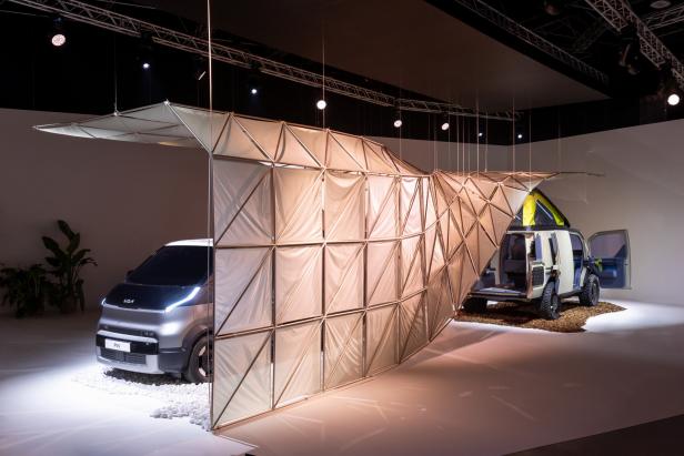 In der PV5 Zone wurden gleich zwei Fahrzeuge mit passender Kunst kombiniert Mailänder Designwoche: Kia präsentiert den EV2 und den PV5 WKNDR