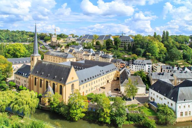 Ein Blick auf die Stadt Luxemburg mit ihren historischen Gebäuden und grünen Hügeln.