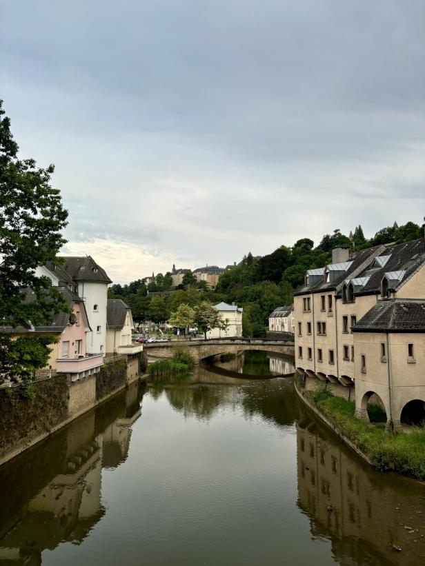 Die Alzette fließt durch Luxemburg-Stadt unter einer Steinbrücke hindurch.