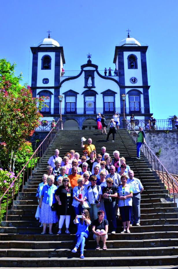 SEN Reisen Reisegruppe vor der Wallfahrtskirche auf der Insel Madeira