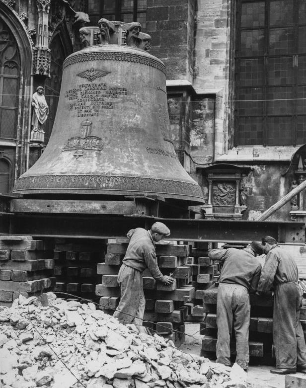 Aufziehen der Pummerin im Nordturm des Stephansdoms 1957. Verheerender Brand: Als der Wiener Stephansdom zerstört wurde