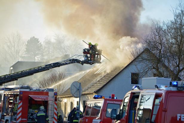 ++ HANDOUT ++ NIEDERÖSTERREICH: EINFAMILIENHAUS IN PFAFFENSCHLAG BRANNTE - NIEMAND VERLETZT Großeinsatz in Niederösterreich: Einfamilienhaus brannte