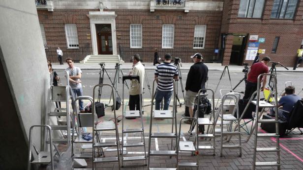 Journalisten und Fotografen warten vor dem Lindo Wing des St Mary's Hospital in London.