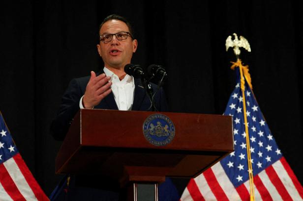 FILE PHOTO: 2024 U.S. Presidential Election Haus in Flammen: Brandanschlag auf US-Gouverneur