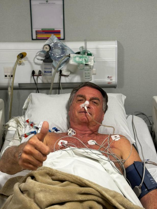 Former Brazilian President Jair Bolsonaro at Rio Grande Hospital in Natal Bolsonaro hat zwölfstündige OP gut überstanden