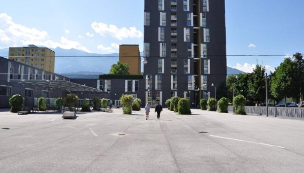 Alois-Lugger-Platz im Olympischen Dorf Abkühlung für das Olympische Dorf in der Hitzestadt Innsbruck