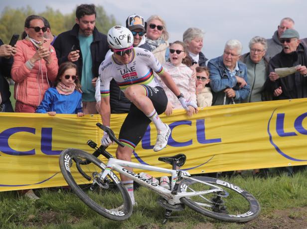 Favorit Tadej Pogacar kam zu Sturz Radsport hautnah: Der KURIER fuhr bei Paris-Roubaix mit
