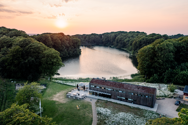 Luftaufnahme des Møns Klint Resort bei Sonnenuntergang.