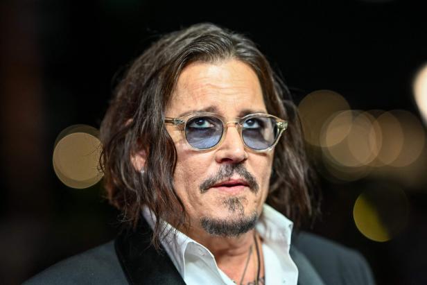 Porträt von Johnny Depp mit getönter Brille.