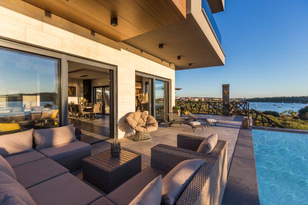 Villa Vie Eine Villa mit Pool und Blick aufs Meer