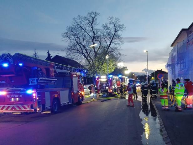 Kellerbrand: Kurzfristig höchste Alarmstufe in Wiener Neustadt
