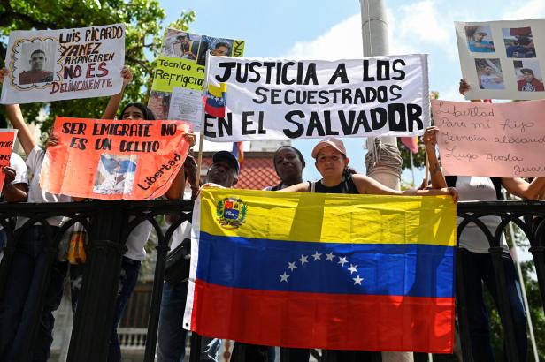 Family members of migrants imprisoned in El Salvador protest in Caracas Abschiebung von US-Bürgern? Das sind El Salvadors Horror-Gefängnisse