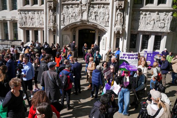 Supreme Court rules on an appeal by For Women Scotland, in London Oberstes Gericht: Frauenrechte gelten nicht für trans Frauen