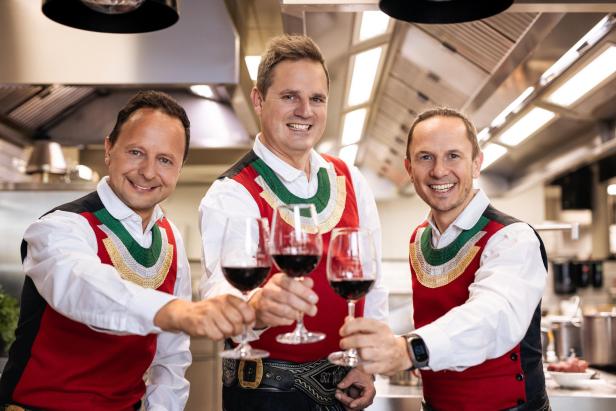 Weinbegleitung beim Kochen: Markus Unterladstätter, Daniel Prantl und Michael Ringler stoßen auf ihre Rindsrouladen an.