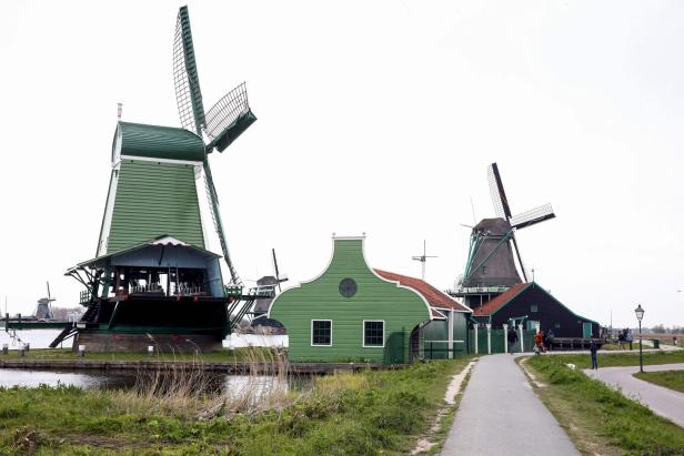 NETHERLANDS-HERITAGE-MUSEUM Blick auf Windmühlen in Zaanse Schans.