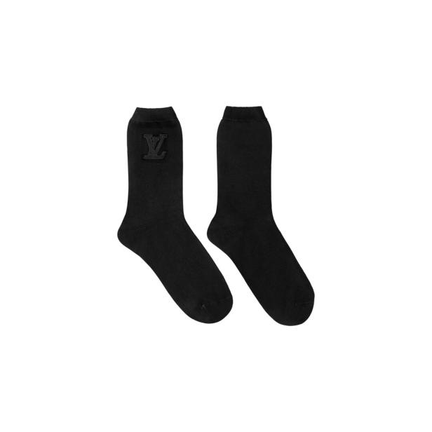 Zwei schwarze Socken, eine davon mit einem dezenten Logo.