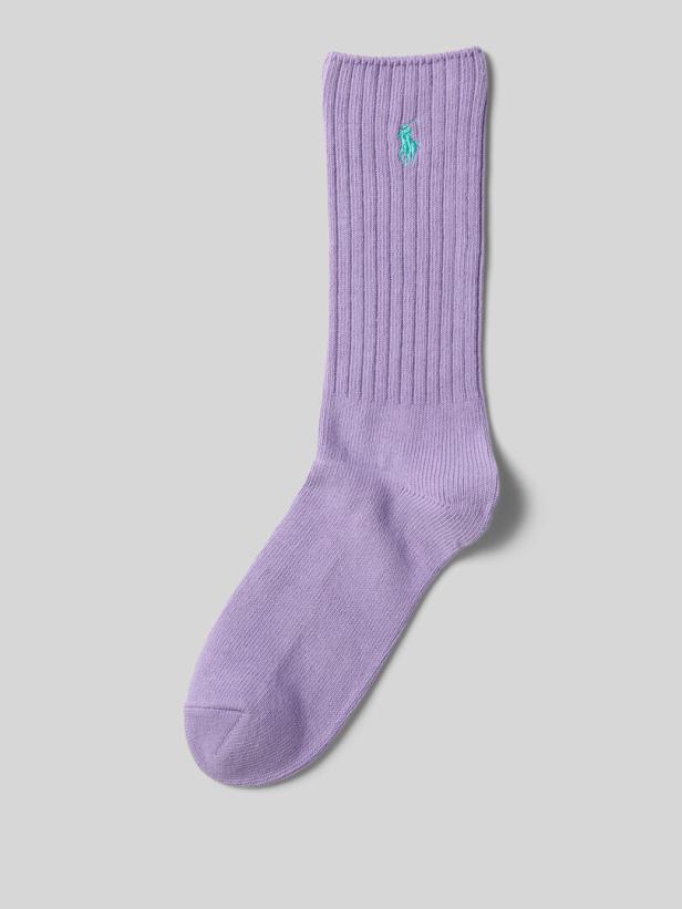 Eine einzelne, lilafarbene Socke mit dem Logo von Ralph Lauren.