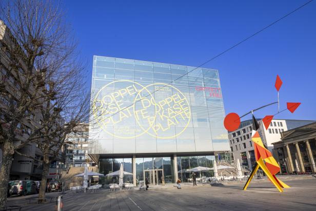 Das Kunstmuseum Stuttgart mit einer Skulptur im Vordergrund.