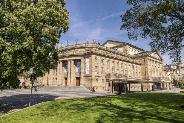 Das Staatstheater Stuttgart an einem sonnigen Tag.