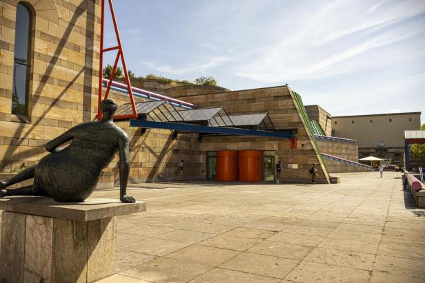 Eine Skulptur vor der Staatsgalerie Stuttgart.