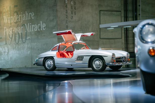 Man sieht ein altes Modell eines silbernen Mercedes im Mercedes-Benz Museum.