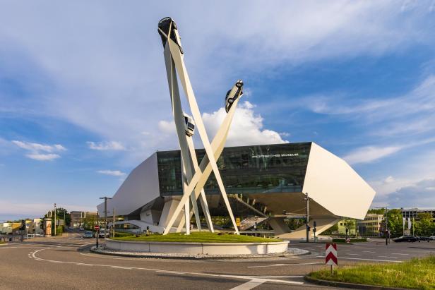 Das Porsche Museum in Stuttgart mit der Skulptur „Porsche vor dem Museum“.