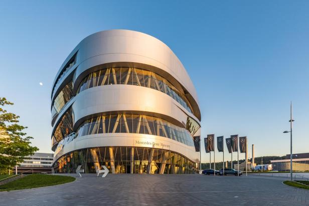 Das Mercedes-Benz Museum in Stuttgart bei Sonnenuntergang.