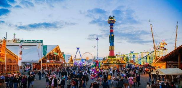 Das Cannstatter Volksfest mit Menschen, Fahrgeschäften und Bierzelten.