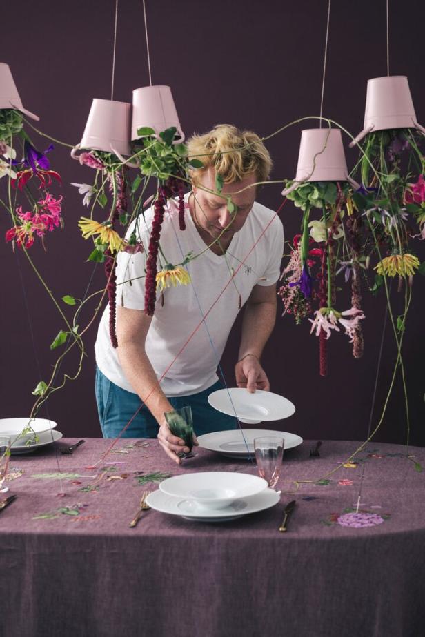 Blumenzauber: Wie man jeden Tisch festlich dekorieren kann