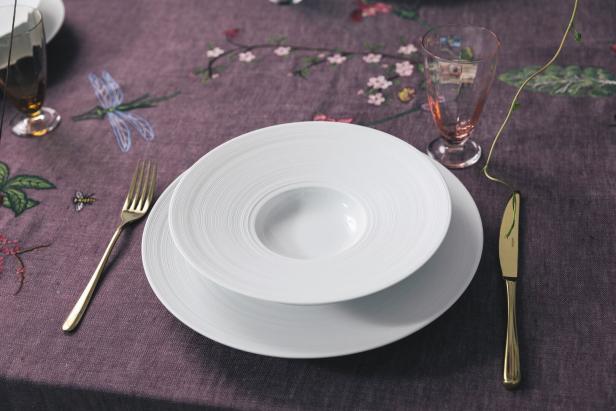 Blumenzauber: Wie man jeden Tisch festlich dekorieren kann