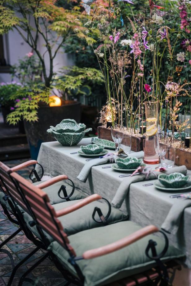 Blumenzauber: Wie man jeden Tisch festlich dekorieren kann