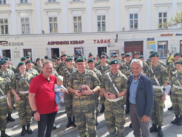 NÖ: Militärmusik rückte für den Osterhasen und arme Kinder aus
