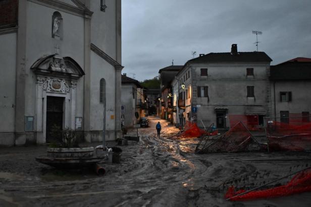 TOPSHOT-ITALY-WEATHER-FLOOD Schwere Unwetter in Italien: 1 Toter, AUA-Maschine umgeleitet