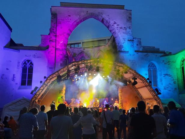 St. Katharina-Kirche als Konzert-Location mit bunten Lichtern.