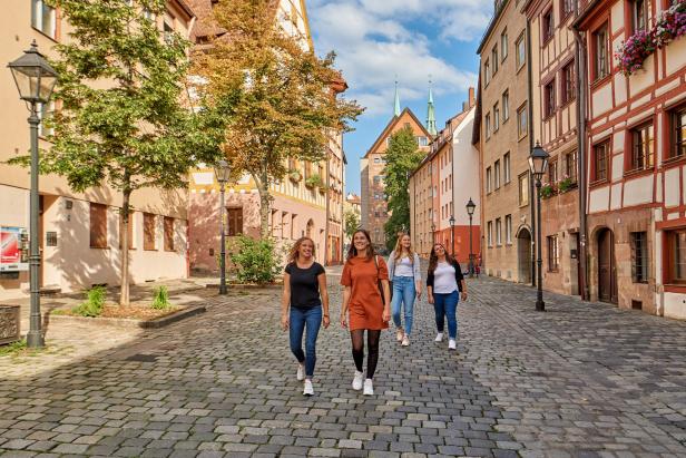 Vier Frauen gehen eine Straße in Nürnberg entlang.