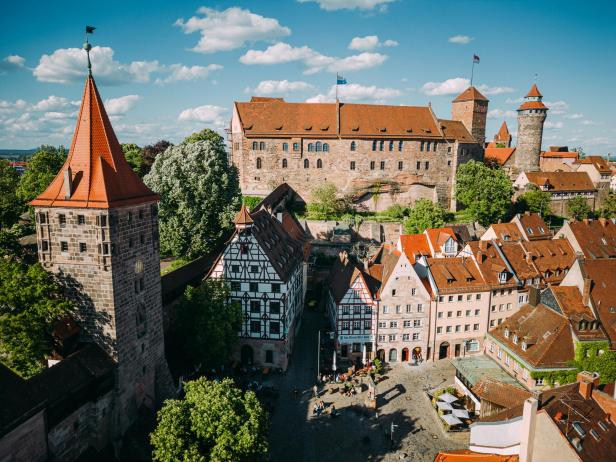 Die Kaiserburg Nürnberg überragt die Altstadt mit ihren Fachwerkhäusern.