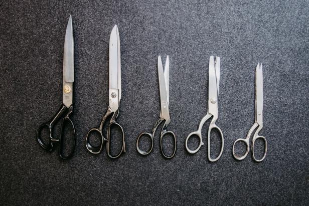 Scheren liegen schön aufgereiht nebeneinander.