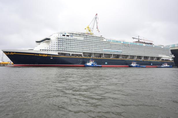 Giant cruise ship "Disney Adventure" at Meyer shipyard in Wismar Platz für 6.000 Passagiere: Mega-Kreuzfahrtschiff verlässt Dock