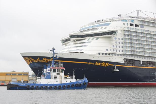 Giant cruise ship "Disney Adventure" at Meyer shipyard in Wismar Platz für 6.000 Passagiere: Mega-Kreuzfahrtschiff verlässt Dock