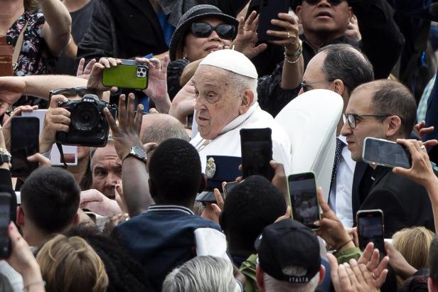 Papst Franziskus ist tot: Todesursache war Schlaganfall