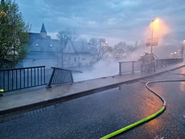 Dramatischer Unfall in NÖ: Elektroauto brennt nach Sturz in Fluss