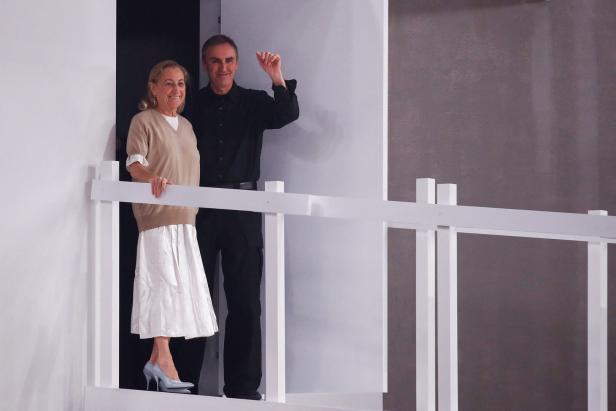 Miuccia Prada und Raf Simons auf einem Laufsteg.