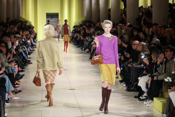 Models präsentieren Mode von Miu Miu auf einem Laufsteg vor Publikum.